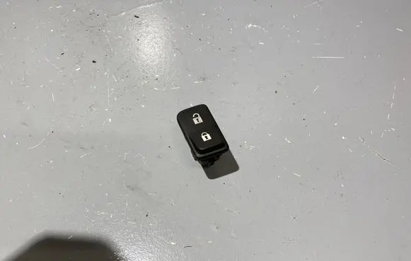 Volvo C30 Central locking switch button 0665832