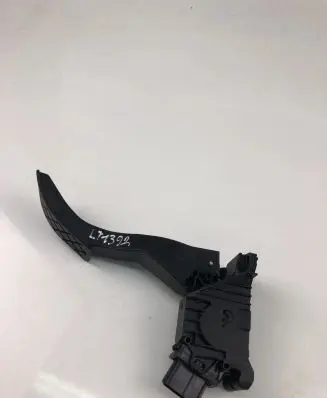 Accelerator throttle pedal