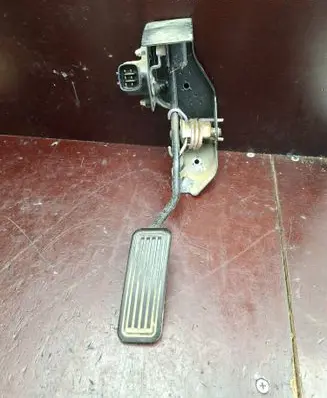 Accelerator throttle pedal