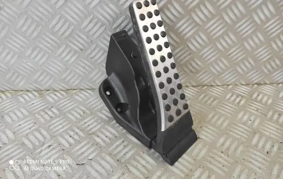 Accelerator throttle pedal