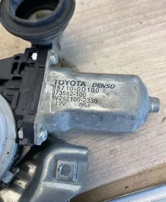 Toyota Auris E180 Rear door window regulator with motor 857100d100