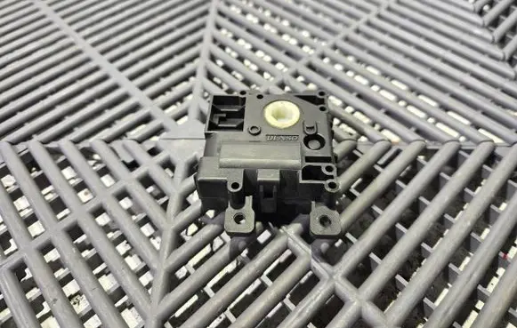 Toyota Prius (XW50) Air flap motor/actuator 0638002031