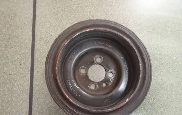 Volkswagen PASSAT B6 Crankshaft pulley 038105243M