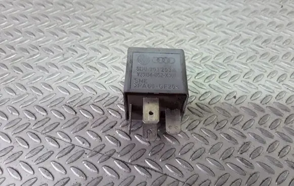 Volkswagen PASSAT B5 Other relay 8D0951253A V23134B52X301