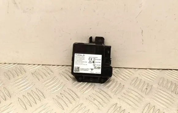 Tesla Model Y USB control unit 165678700B 2021DP9815