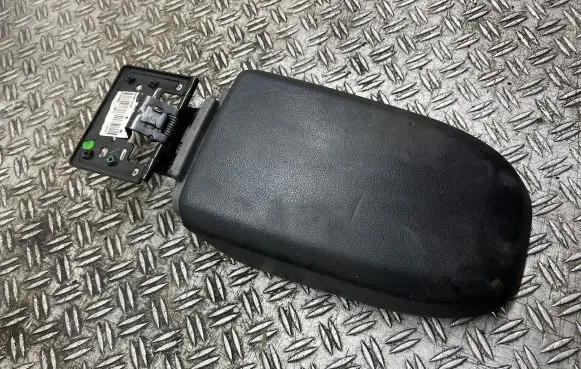 Ford Focus Center console 8M51