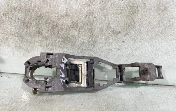 Volkswagen PASSAT B5 Rear door exterior handle/bracket 3b0837885886