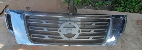 Nissan Navara Front bumper upper radiator grill 62310