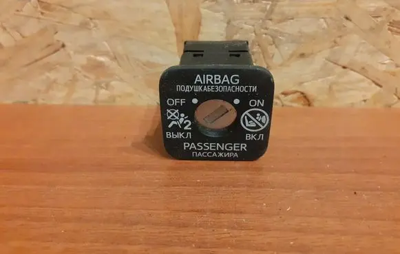 Toyota Prius (XW30) Passenger airbag on/off switch 2061K27