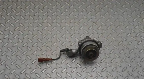 Volkswagen PASSAT B8 Water pump 21213608