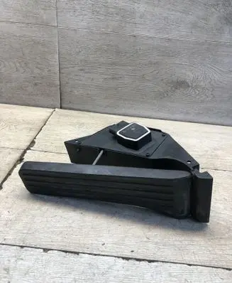 Mercedes-Benz E W212 Accelerator throttle pedal A2043000004 2407 190712