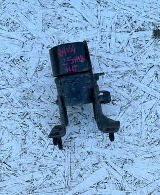 Engine mount bracket