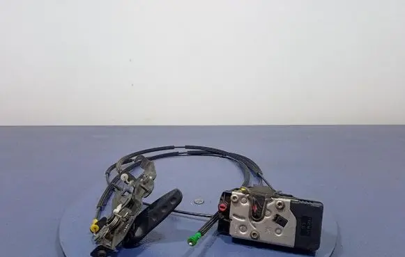 Opel Vivaro Rear door lock 8200008463