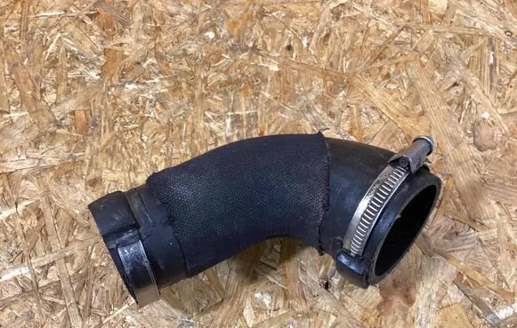 Porsche Macan (95B) Intercooler pipe mounting bracket 95b145833f