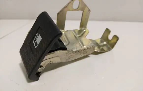 Honda CR-V Fuel tank opening switch 