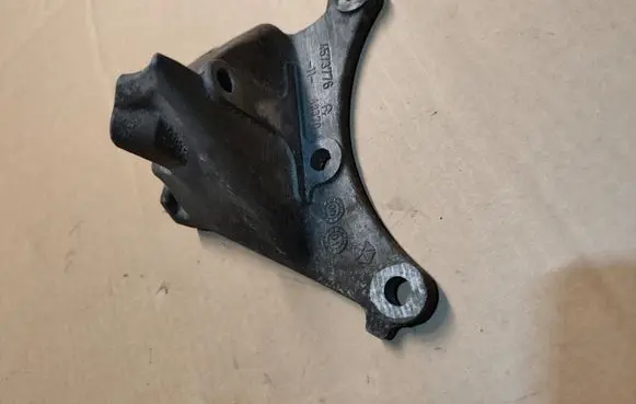 Chrysler Sebring (ST-22 - JR) Engine mounting bracket 4573776