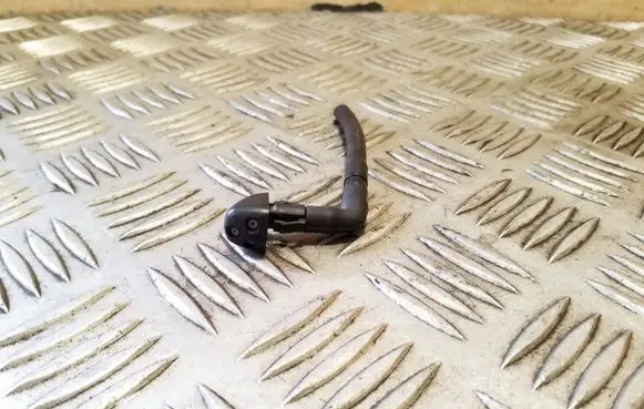 Suzuki Grand Vitara II Windshield washer spray nozzle 