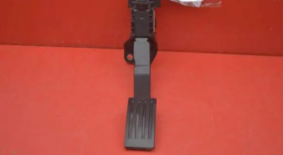 Accelerator throttle pedal