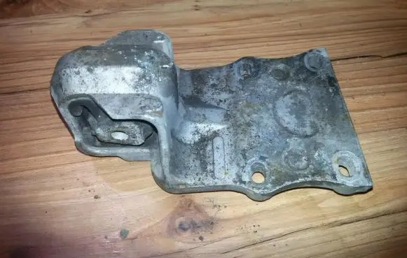 Opel Sintra Engine mount bracket