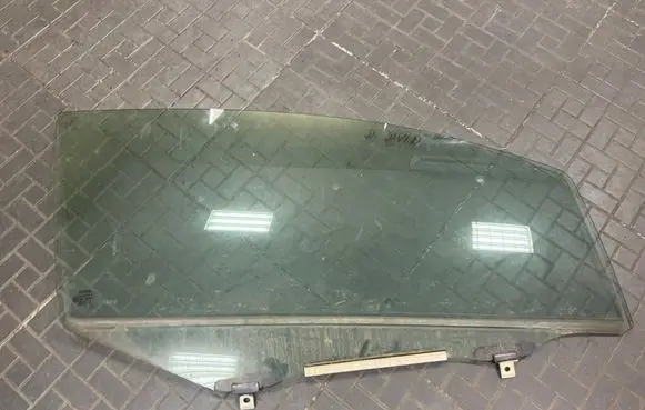 Toyota Yaris Front door window/glass (coupe) 