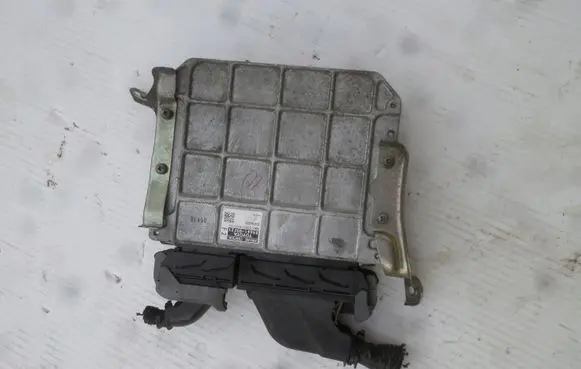 Toyota Avensis T270 Engine control unit/module 8966105F21