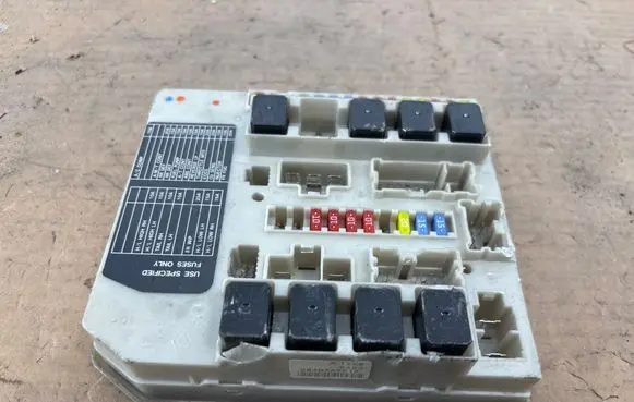 Nissan Note (E11) Fuse box set 284B7AX61A R1268 8A23