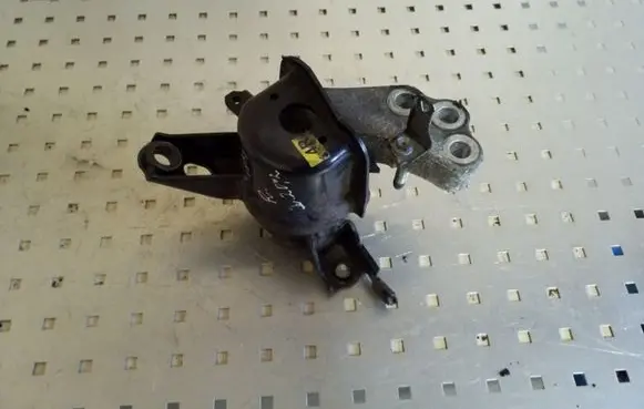 Toyota Avensis T270 Engine mount bracket