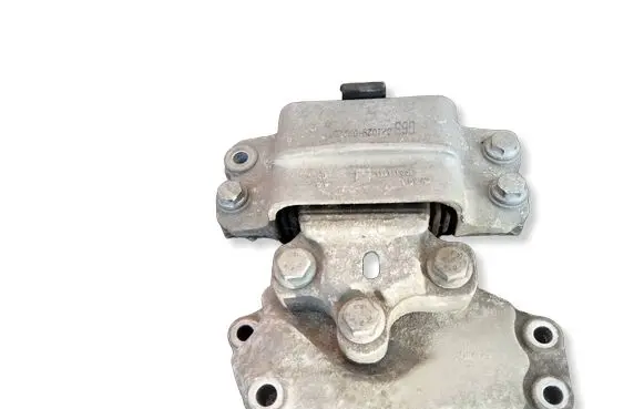 Volkswagen Tiguan Engine mounting bracket 3C0199117J