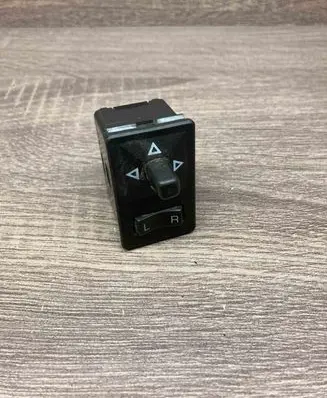 Nissan Sunny Wing mirror switch 0410T