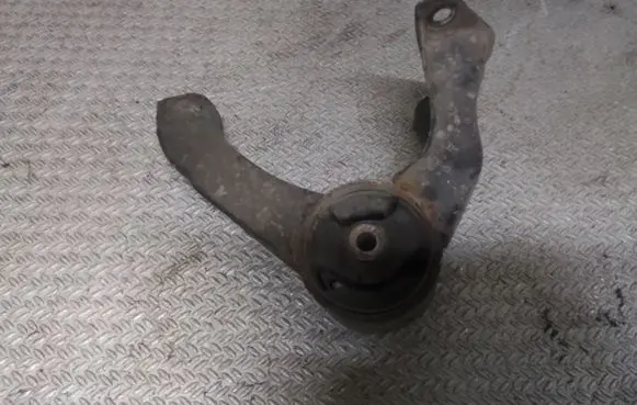 Mitsubishi Lancer VIII Engine mount bracket