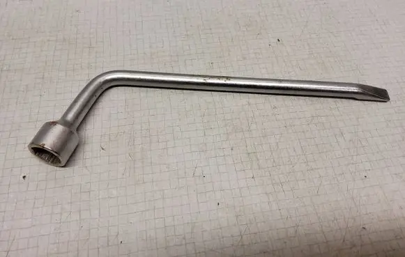 Toyota Avensis T250 Wheel nut wrench 