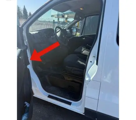 Opel Vivaro Front door lower hinge 804005400R