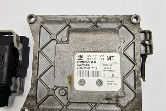Opel Zafira B Engine control unit/module 55571557 SIMTEC755 5WK9430