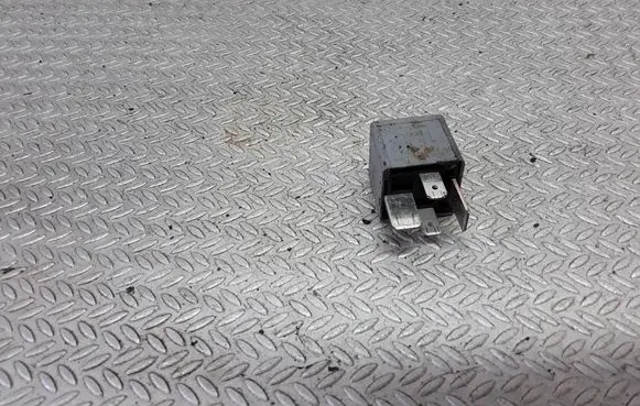 Volkswagen PASSAT B5 Other relay 8D0951253