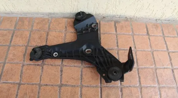 Opel Meriva A Air filter cleaner box bracket assembly 30636575