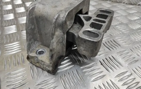 Volkswagen Golf IV Engine mount bracket