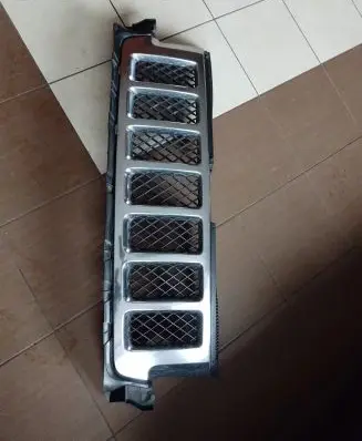 Jeep Grand Cherokee Front bumper upper radiator grill