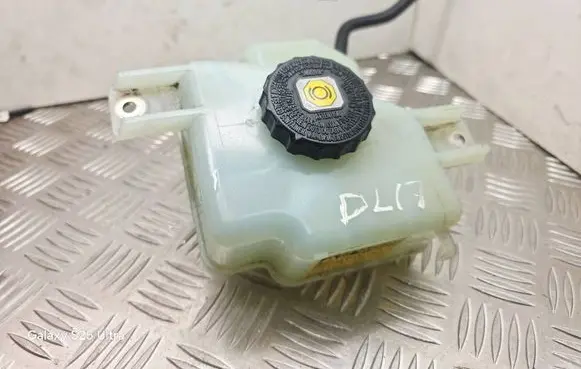 Toyota Yaris Brake fluid reservoir 