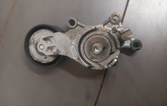 Peugeot 308 Generator/alternator belt tensioner 950007