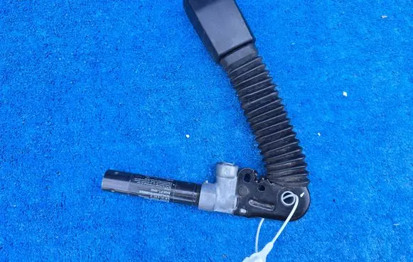 BMW 3 E46 Front seatbelt 8201004