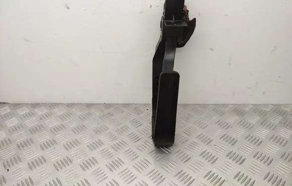 Mercedes-Benz E W211 Accelerator throttle pedal A2113000904 A2113010001