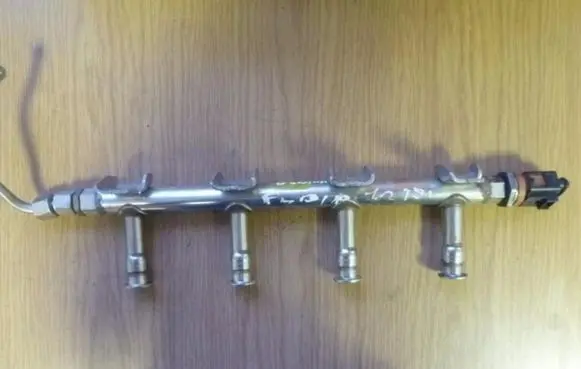 Skoda Fabia Mk2 (5J) Fuel distributor 03F133320C VD1029