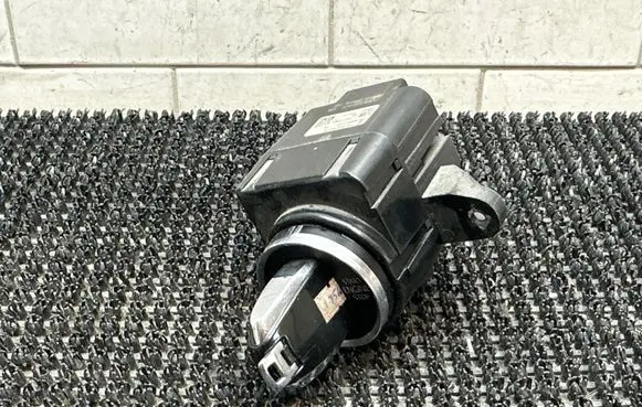 Volkswagen Touareg II Ignition lock 7P6905843B
