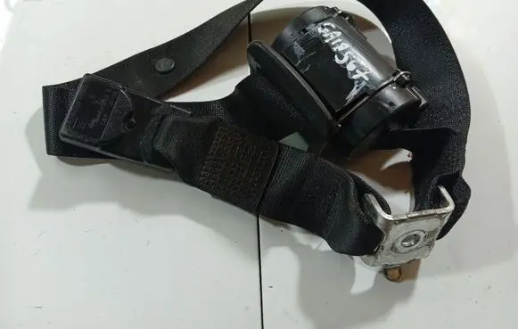 Middle seatbelt (rear)