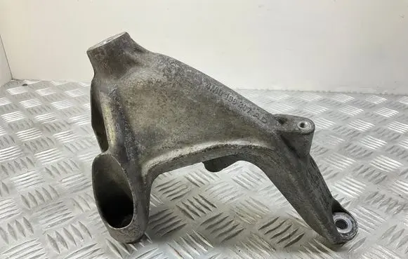 Engine mounting bracket