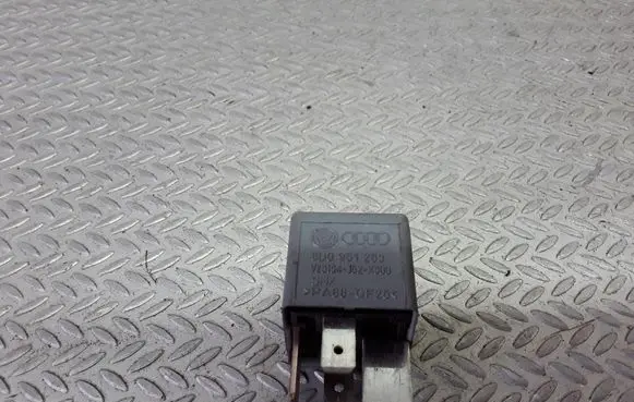 Volkswagen PASSAT B5 Other relay 8D0951253