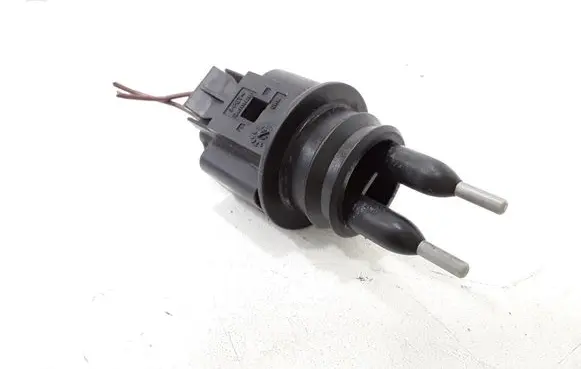 Volkswagen PASSAT B5 Windshield washer fluid level sensor 