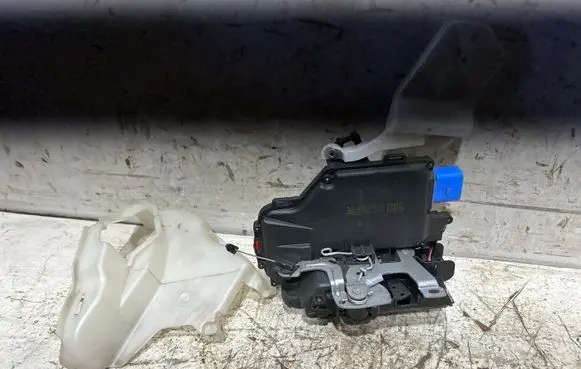 Volkswagen Golf V Rear door lock 7L0839016D