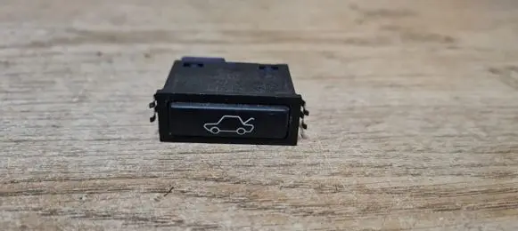 BMW 3 E46 Tailgate opening switch 61318365579
