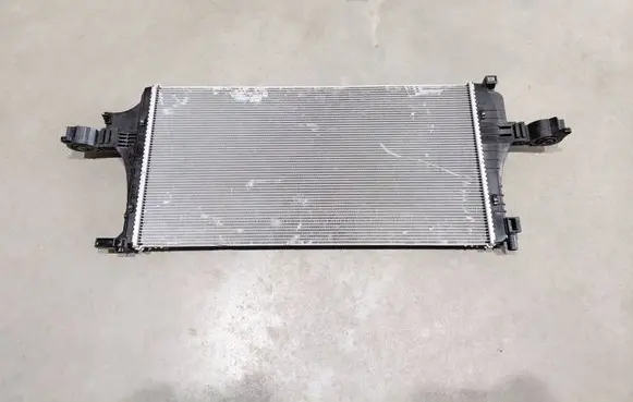 Volvo XC40 Coolant radiator 31686548